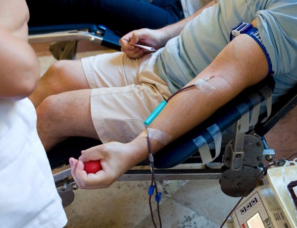 Minden külföldön járt véradót kizárnak ideiglenesen a véradásból