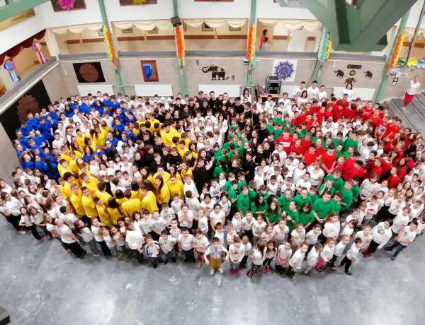 Arany-hét: 650  sportiskolás tanuló  formázta meg az olimpiai öt karikát az aulában