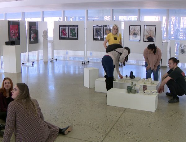 Kiállítás megnyitó nélkül – Március 11-től látható a művészetisek pályázati kiállítása