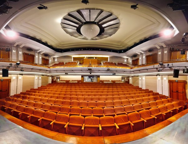 Felfüggesztették a színházi előadások megtartását és a Bencs Villa programjait