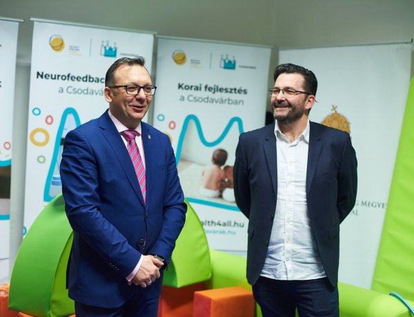 Ötszázezer forint értékben kapott fejlesztő eszközöket a Rejtett Kincsek Down Egyesület