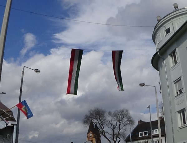 Csütörtökön kihelyezték a nemzeti színű lobogókat szerte Nyíregyházán