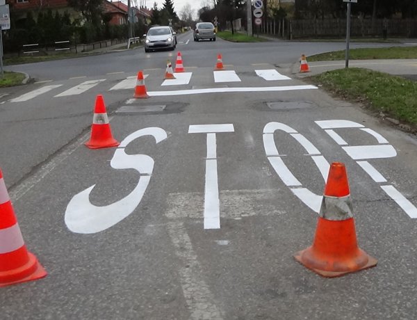 Burkolati jeleket festenek a Stadion utcán – Forgalomkorlátozás mellett végzik a munkákat