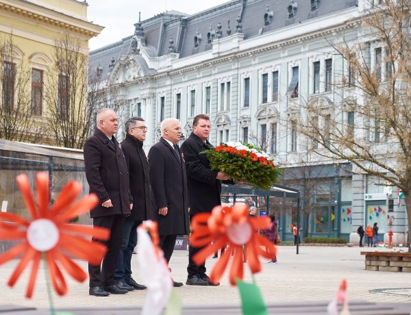 A városvezetés koszorúzással emlékezett az 1848/49-es forradalom és szabadságharc hőseire