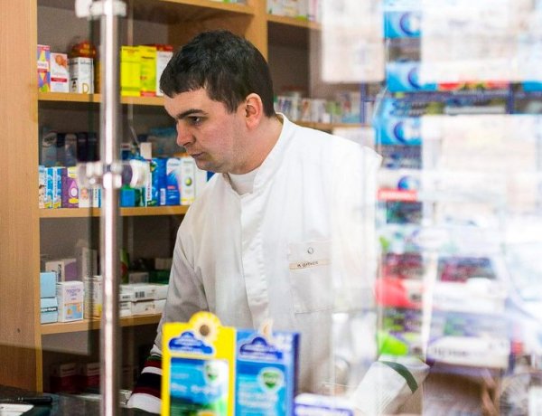 A gyógyszertárakban csak annyian tartózkodhatnak, ahány gyógyszerkiadó hely működik