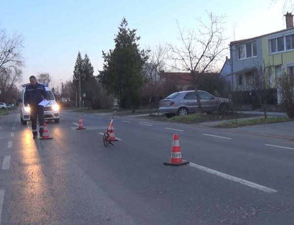 Kapubejárójába akart befordulni, elütötte az őt előző motorost