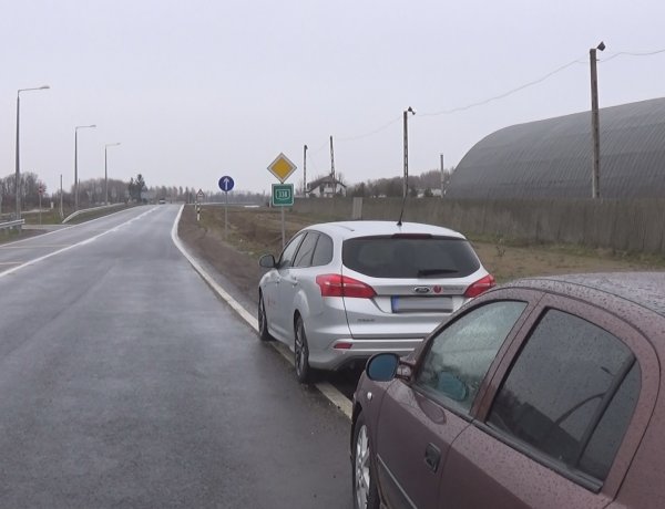 Ráfutásos baleset történt a 338-as főút egyik körforgalmában