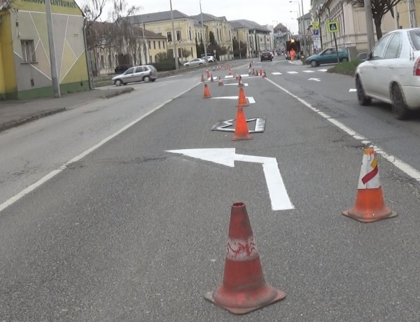 Burkolati jeleket festenek a Debreceni út és az Eötvös utca csomópontjánál