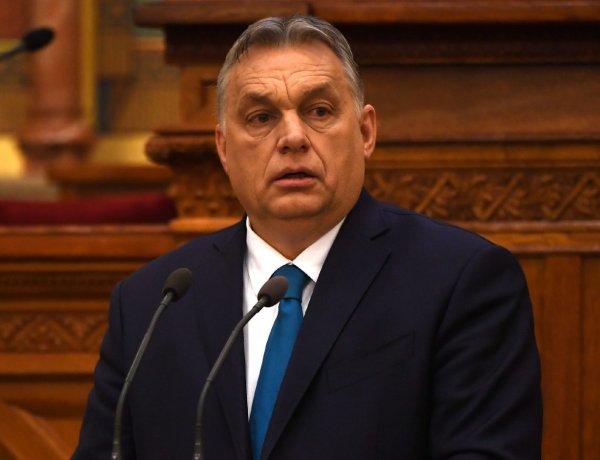 Orbán Viktor: Hétfőtől bezárnak az iskolák, digitális oktatásra állunk át