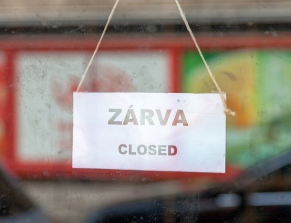 Éjféltől betiltják a rendezvényeket, korlátozzák az éttermek, üzletek nyitva tartását
