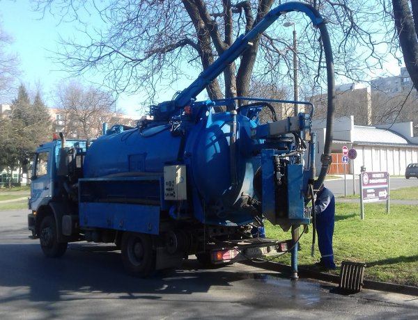 Tisztítják a csatornákat a Család utcán – Útszűkület és forgalomkorlátozás várható