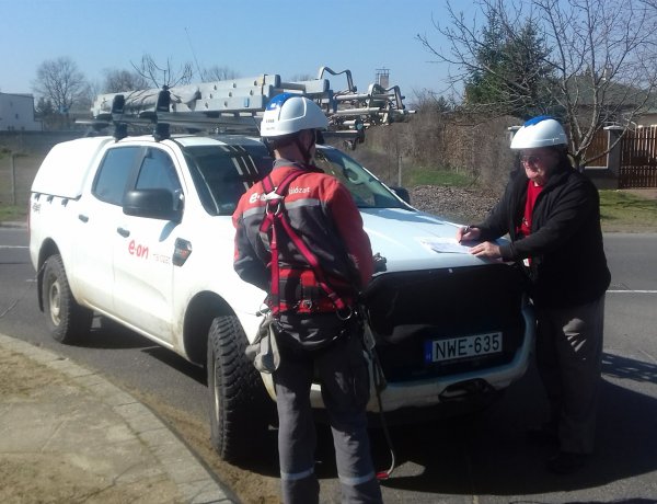 Előkészültek a favágásra: feszültségmentesítették a vezetékeket az E.ON munkatársai