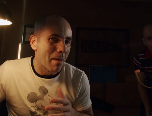 Karanténsláger – Az otthon maradás fontosságáról rappel Kovács András Péter humorista