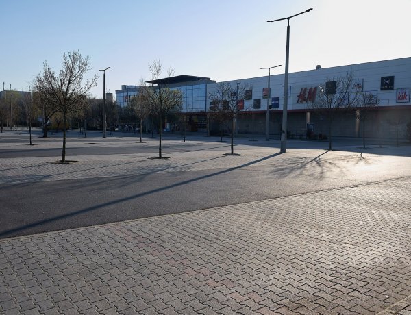 Ez a látvány fogadta 15 óra után fotóriporterünket egy bevásárlóközpont parkolójában