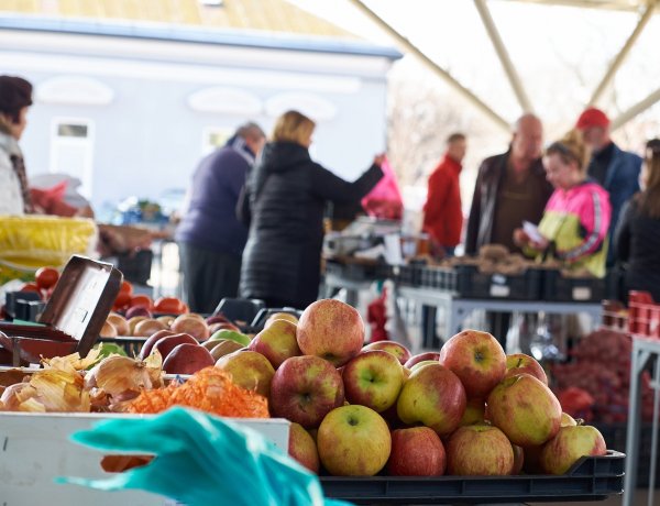 A piacokon kizárólag zöldség, gyümölcs, virág és élelmiszer forgalmazása engedélyezett