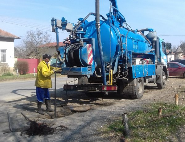 Megkezdték a csapadékvíz elvezető csatornák tisztítását a Zimonyi utcán
