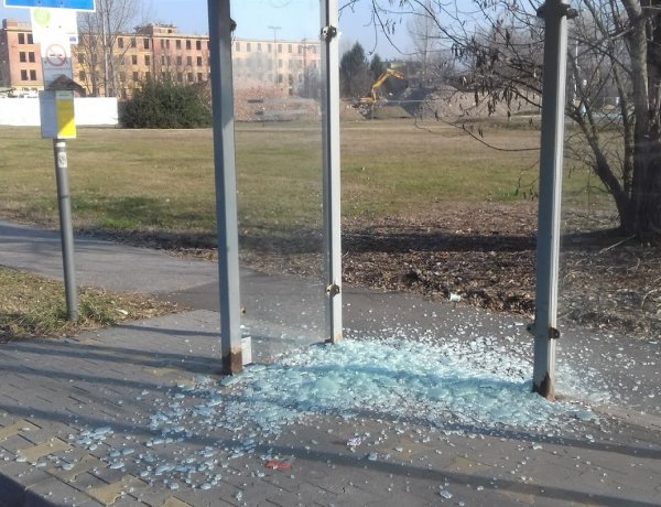 Ismeretlen tettesek rongáltak buszmegállót a Kállói úton: keresi őket a rendőrség