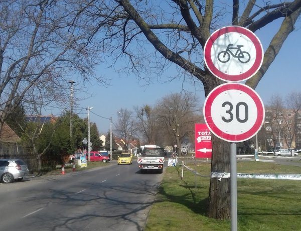 Fokozott figyelemmel közlekedjenek! 30 km/órás korlátozás a Család utcán
