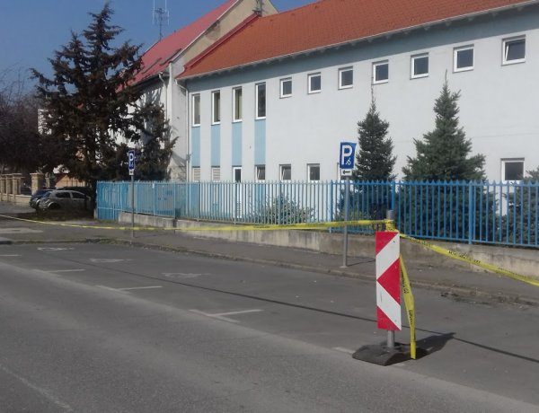 Lezárták a mentőszolgálat előtt lévő parkolókat – Csak mentők és mentősök használhatják!