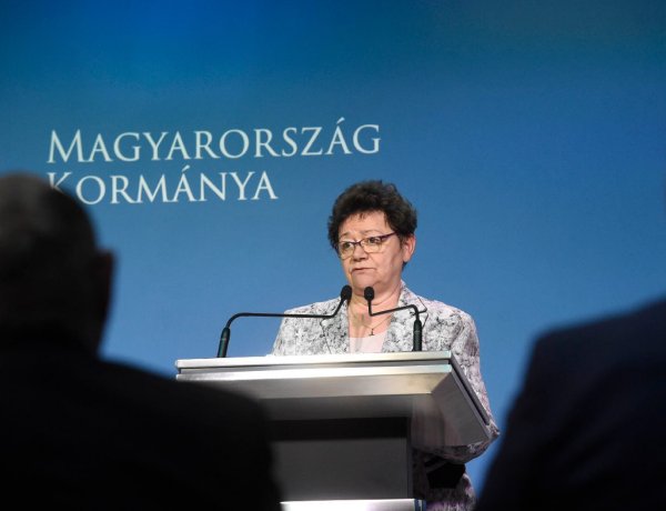 Továbbra is azt tanácsolják az időseknek, hogy maradjanak otthon