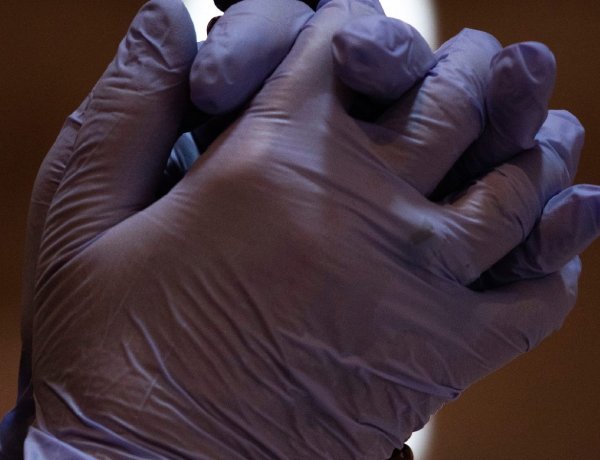 A kormány kisfilmben hívja fel az idősek figyelmét az otthonmaradásra