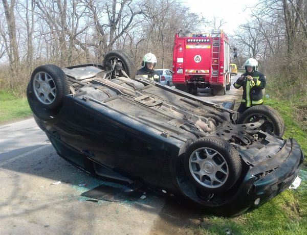 Megsodródott az úton és felborult egy személygépkocsi Kemecsénél – Kórházban a sofőr