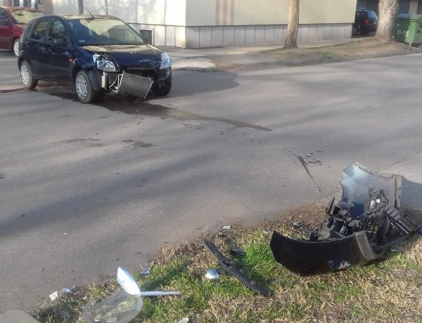 Baleset a Vécsey és a Toldi utca kereszteződésében – Nem adott elsőbbséget az egyik sofőr