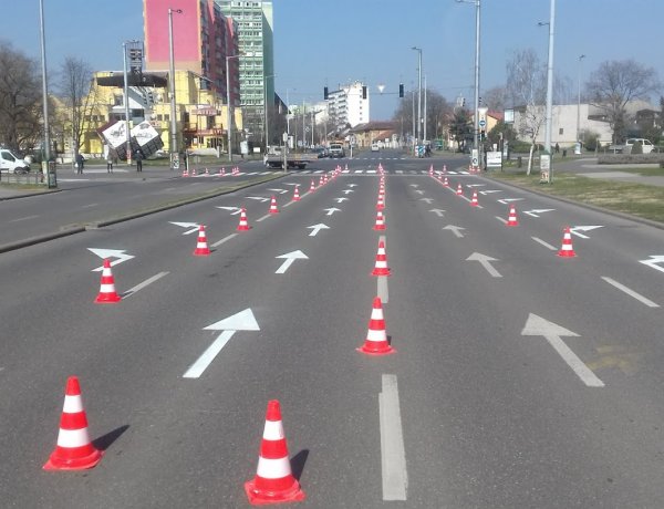 Befejeződött a burkolati jelek festése a forgalmas kereszteződésben, megszűnt a torlódás