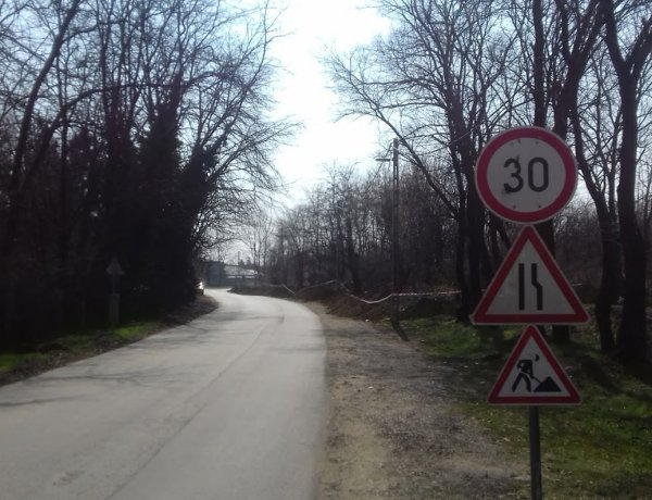 Útszűkület és sebességkorlátozás a Csemete utcán – Közműépítési munkák zajlanak