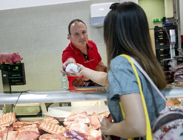 Jövő hétig tarthat az új koronavírus-járvány miatti „roham” a henteseknél