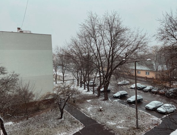 Reggeli meglepetés – Havazásra ébredtek a nyíregyháziak is, délutánig marad a télies idő