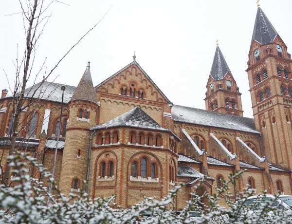 Újabb gyönyörű fotókon a havas város – Márciusi fagyos pillanatok