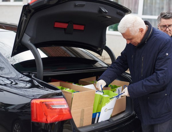 Hét bentlakásos idősek otthonába vitt C-vitamint Nyíregyháza polgármestere – Videó!