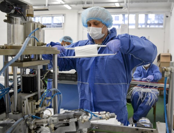 Újabb 6,6 millió szájmaszkot gyárt a büntetés-végrehajtás – Videó!