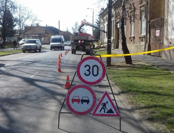 Villanyoszlopokat cserélnek szerte a városban – Ma a Kossuth utcán volt a sor!