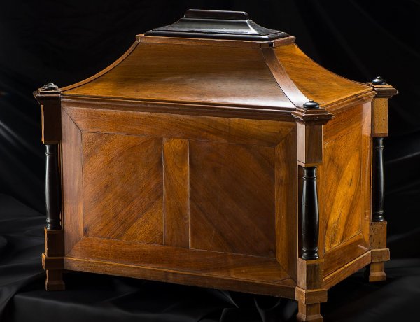 Tímár céhláda - Ebben őrizték a céh kiváltságlevelét, egyéb iratait és pénzét