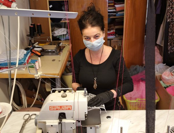 A Móricz Zsigmond Színház szabótárában elkezdték a koronavírus elleni védőmaszk gyártást