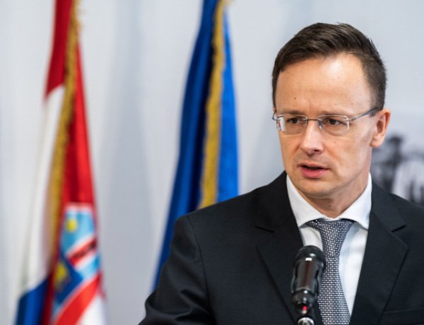 Szijjártó: hosszú távra kell berendezkedni a járvány elleni védekezésben