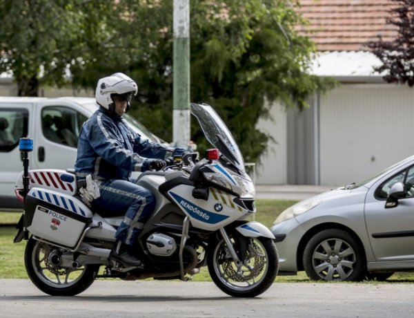 A motorosok biztonságáért tíz közlekedésbiztonsági tanács a rendőrségtől!