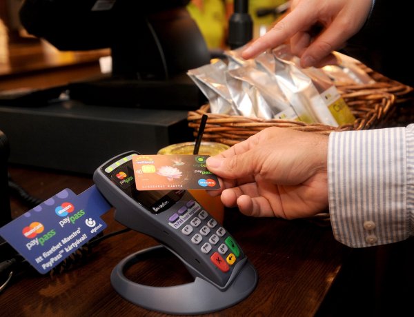 Április 15-től magasabb lesz az érintőkártyák PIN kód nélküli limitje