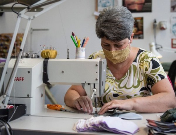 Úgy helyezzük fel a maszkot, hogy a házból kilépve ne kelljen igazítsunk rajta