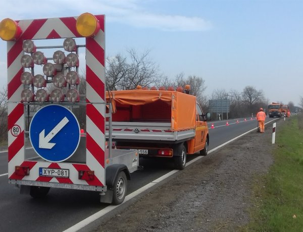 Padkarendezési munkálatokat végez a Magyar Közút a 4-es számű főúton