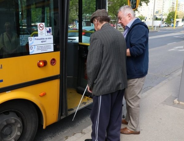 A 90%-os utazási kedvezmény helyett már térítésmentesen utazhatnak a vakok és gyengénlátók