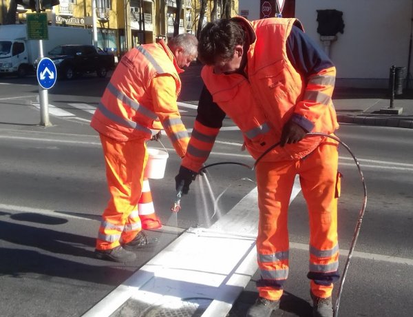 Burkolatjeleket festettek Nyíregyházán - Több csomópontban is dolgoztak