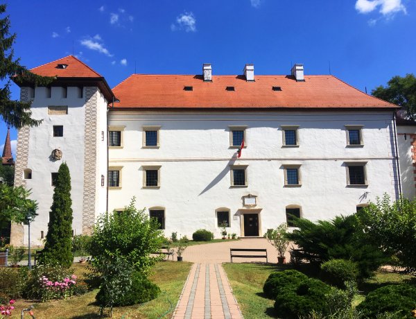 A historikus vár negyedszázadai – Ha érdekli a vajai Vay várkastély, ez a kötet kötelező!