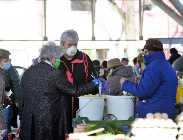 Így telnek a délelőttök a nyíregyházi piacon – Fegyelmezetten betartják az idősek a kérést