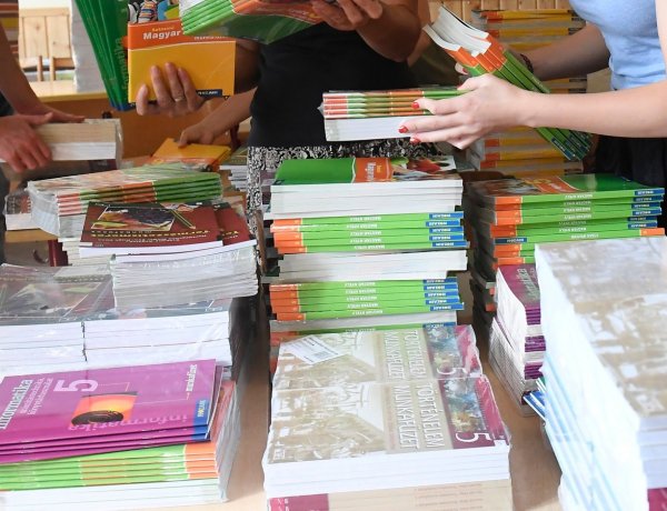 A koronavírus ellenére is eljutnak a tankönyvek a diákokhoz a tanévkezdésig