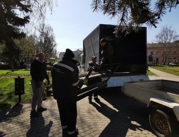 Parkosítás - Kihelyezték a padokat, elkezdődtek a munkák a Hősök terén
