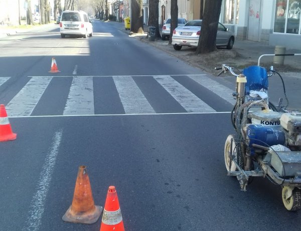Festik a burkolati jeleket - Ezúttal a Pazonyi térnél dolgoztak a szakemberek