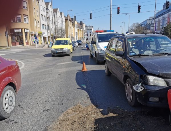 Baleset az Univezumnál –Három személygépkocsi ütközött össze